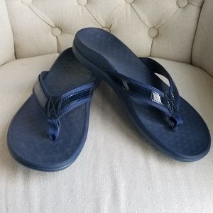 navy blue vionic sandals